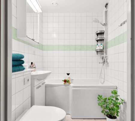Glazen douchewand kiezen voor een badkamer die rust uitstraalt